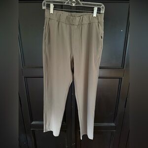 New without tag. Vuori Miles ankle pant Chia. S